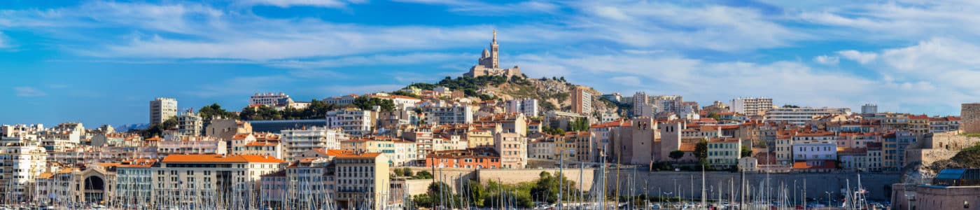 Vue panoramique du Vieux-Port de Marseille avec bateaux amarrés et architecture historique